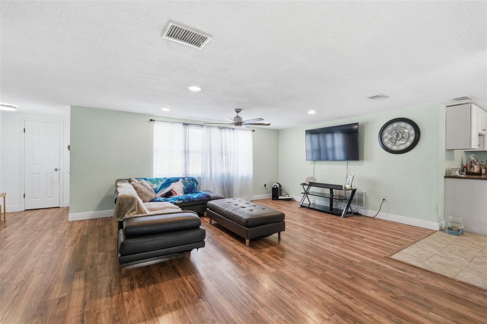 Listing photo id 5 for 7510 Judith Crescent