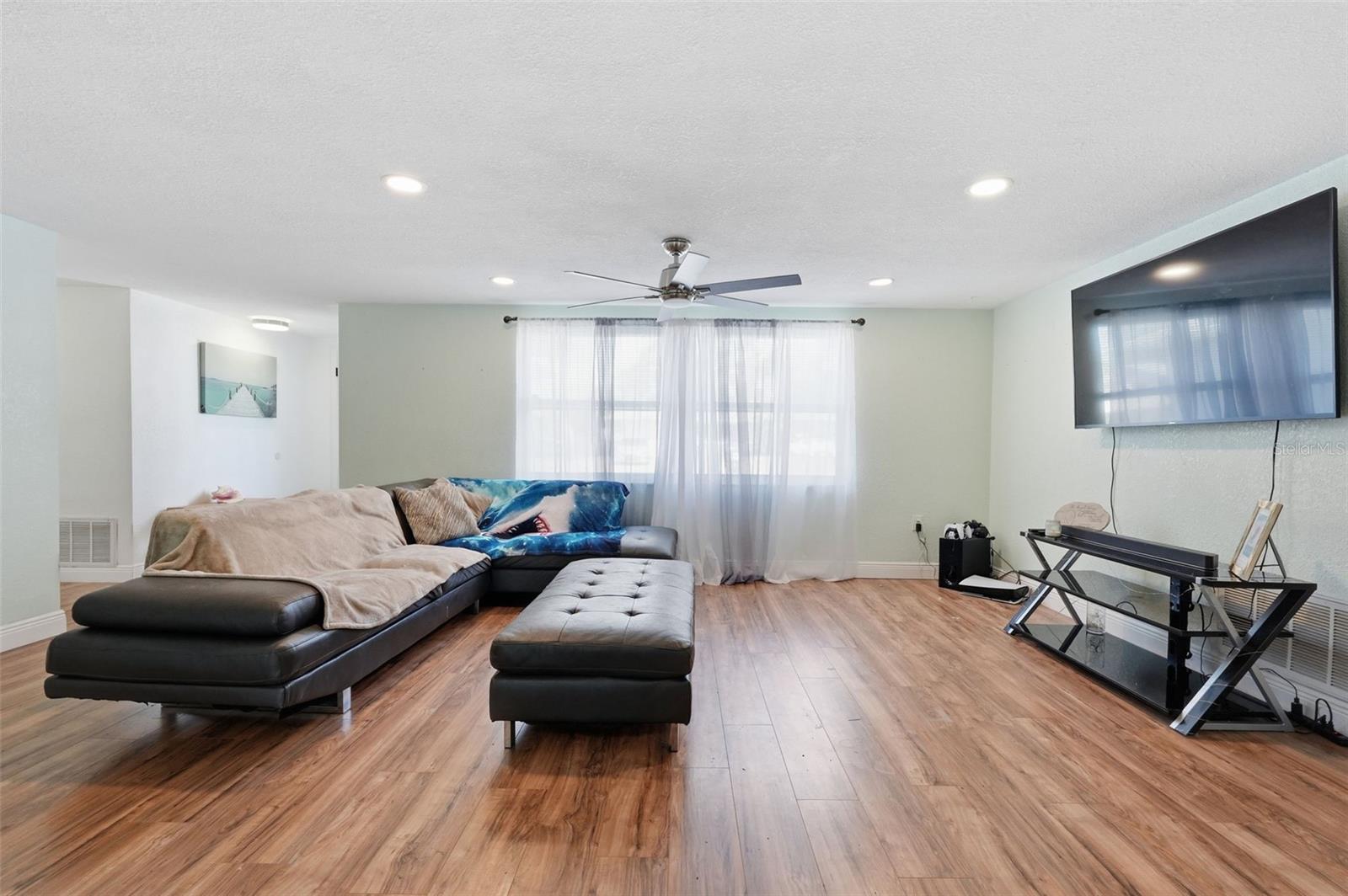 Listing photo id 6 for 7510 Judith Crescent