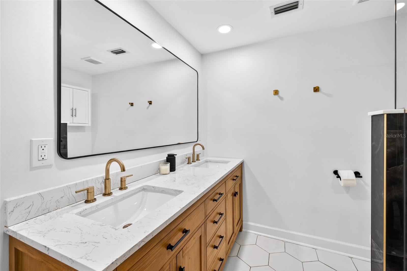 Image 28 of 51 For 406 Flora Street