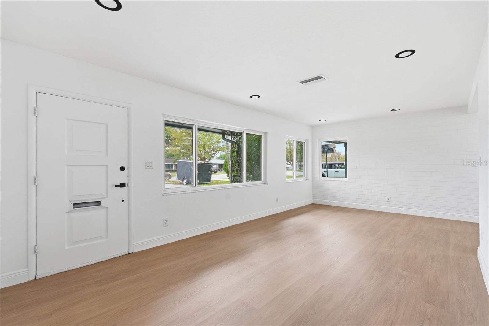 Image 20 of 46 For 5347 30th Avenue N