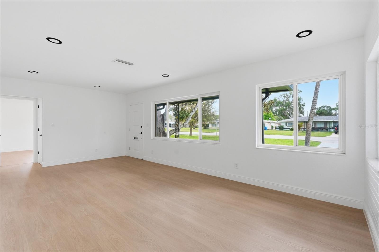 Image 21 of 46 For 5347 30th Avenue N