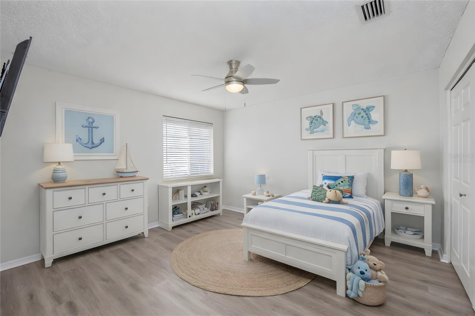 Image 21 of 55 For 12927 Royal George Avenue