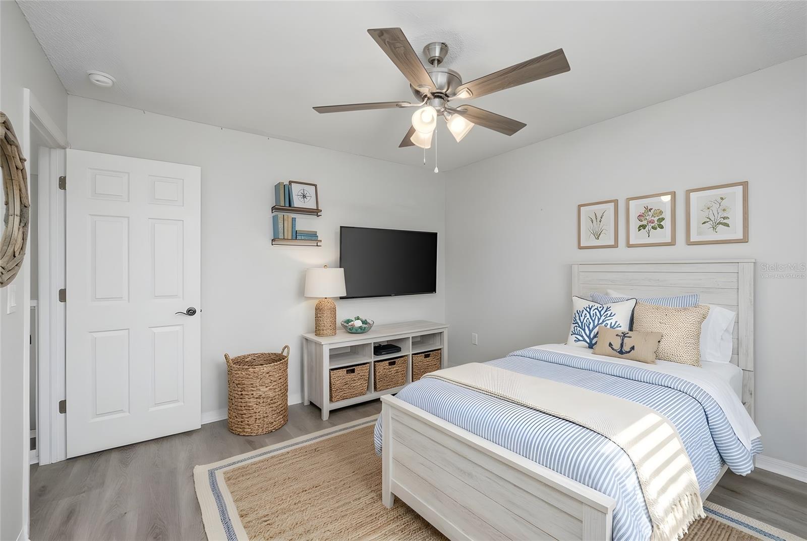 Image 22 of 55 For 12927 Royal George Avenue