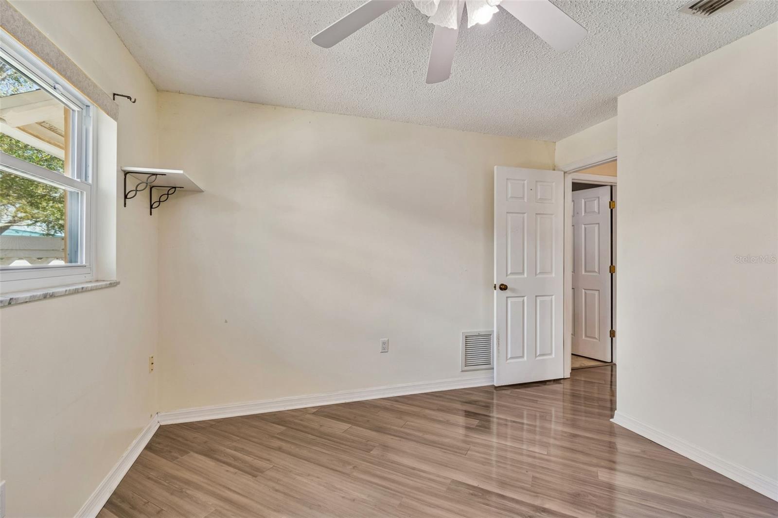 Image 25 of 37 For 1807 Oak Forest Drive S