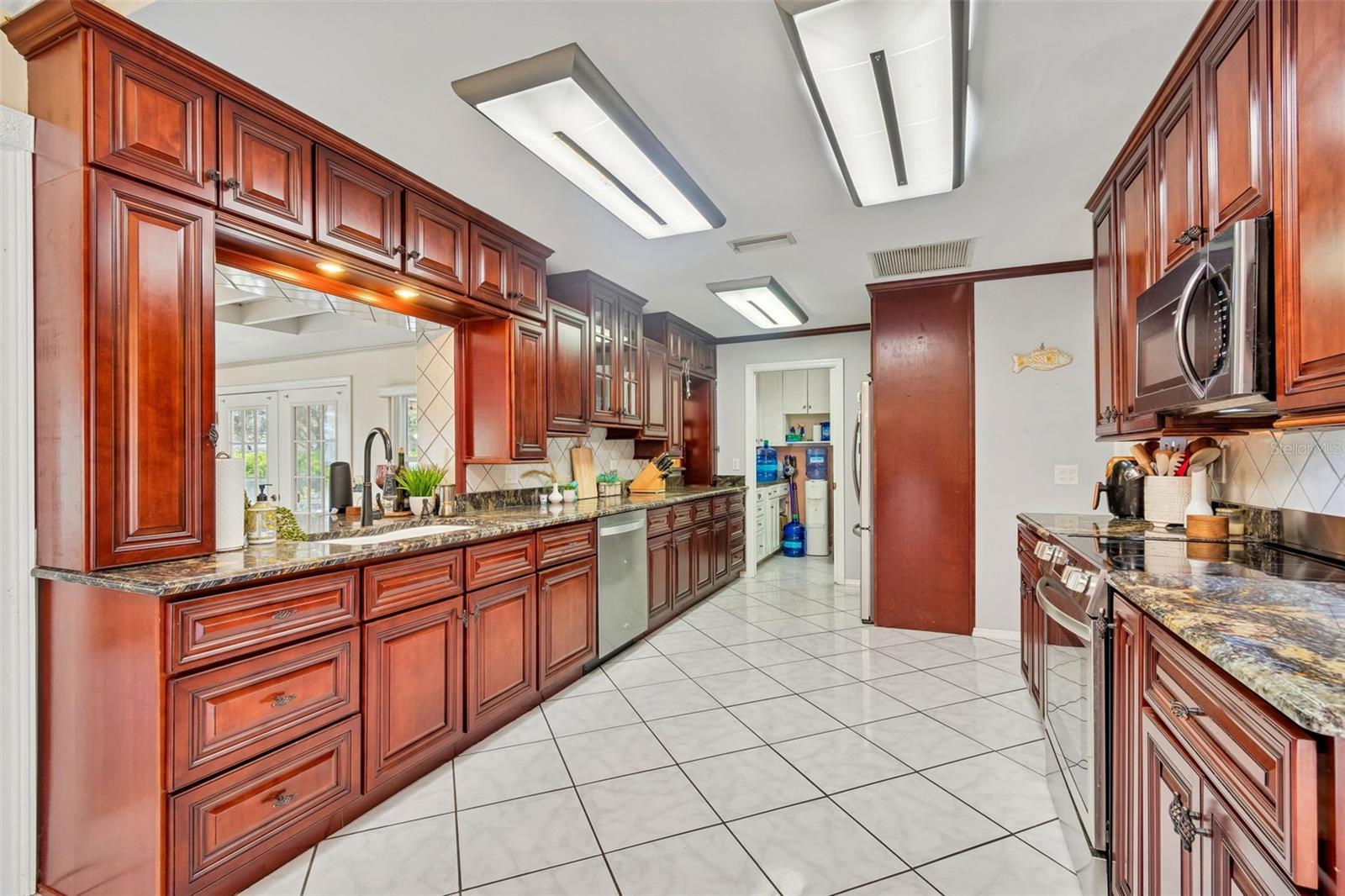 Image 8 of 37 For 1807 Oak Forest Drive S