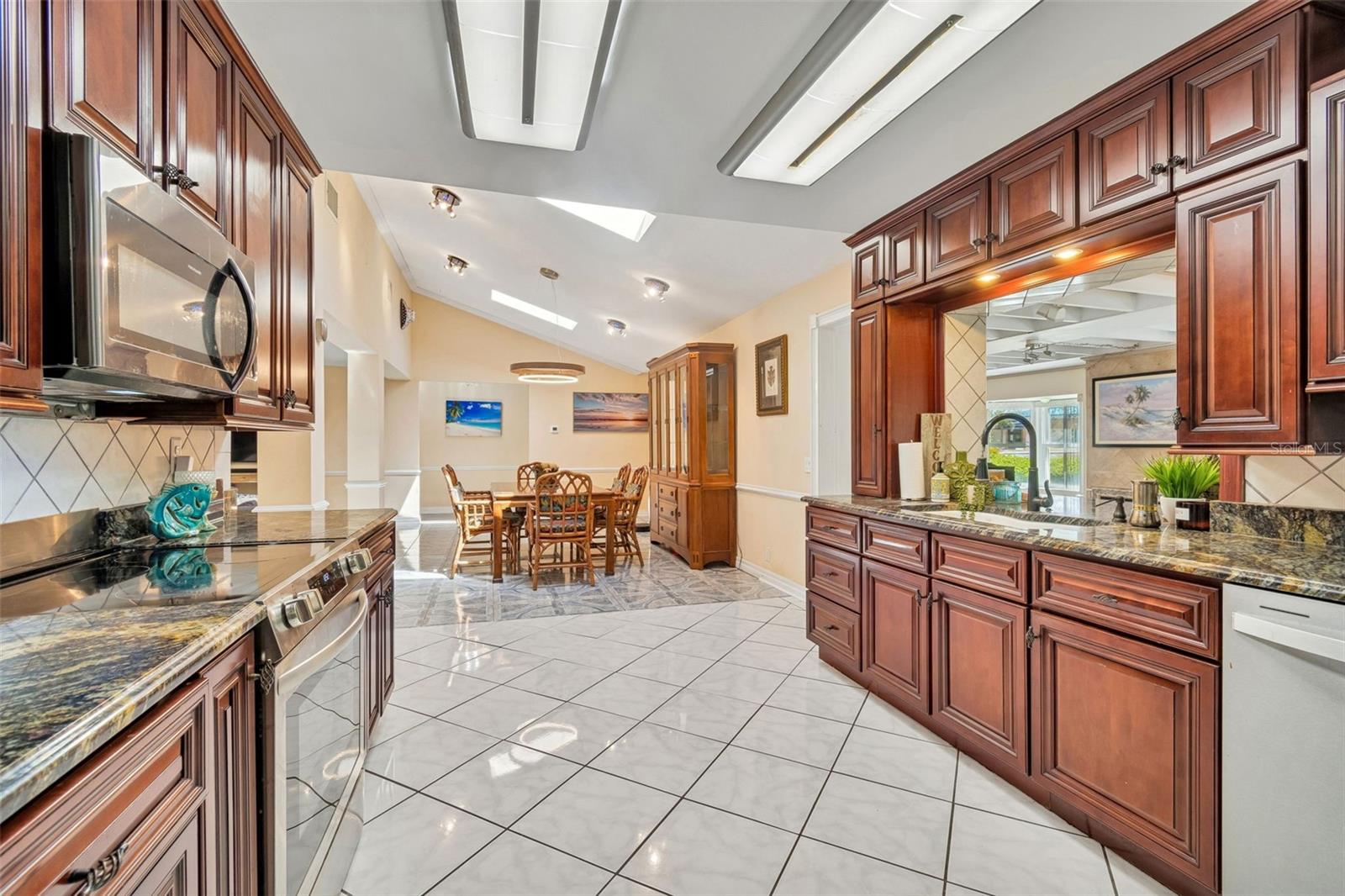 Image 9 of 37 For 1807 Oak Forest Drive S