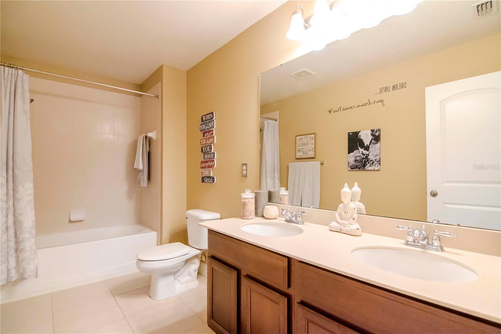 Listing photo id 11 for 3814 Evergreen Oaks Drive