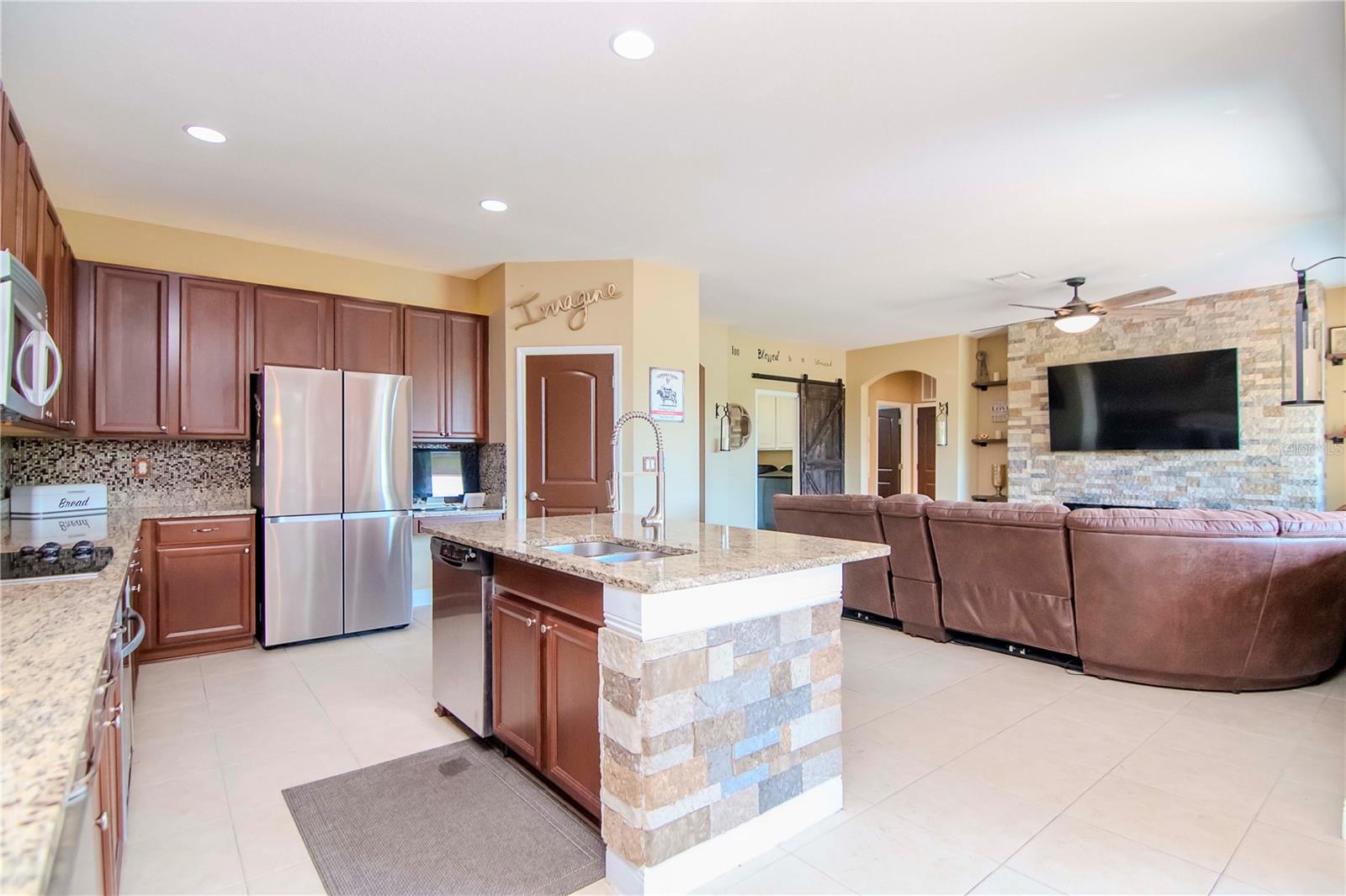 Listing photo id 27 for 3814 Evergreen Oaks Drive