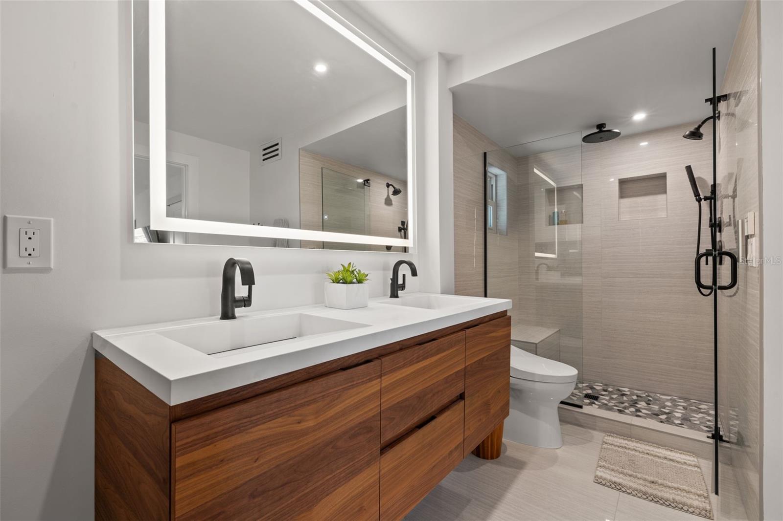 Image 29 of 75 For 380 8th Avenue N 4