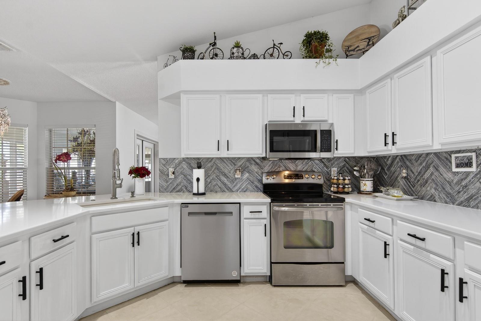 Listing photo id 10 for 10352 Moshie Lane