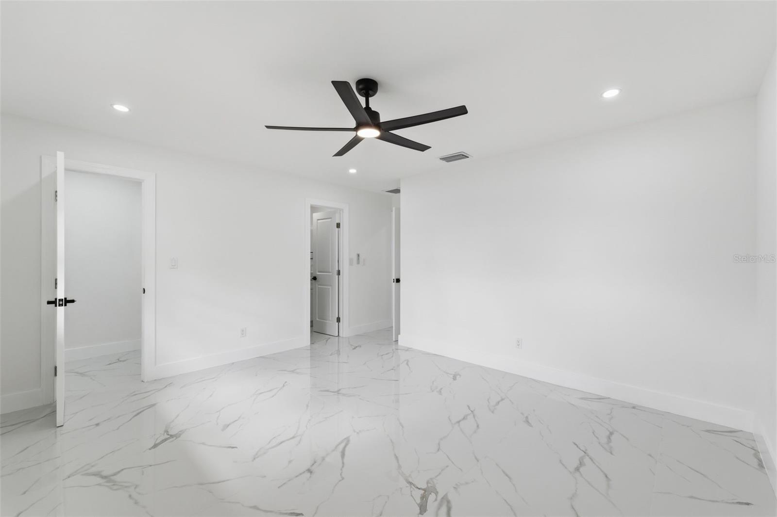 Image 22 of 47 For 22368 Southshore Drive