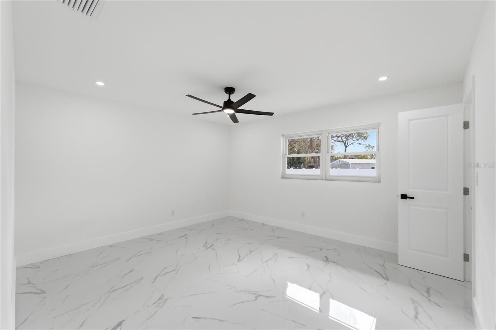 Image 23 of 47 For 22368 Southshore Drive