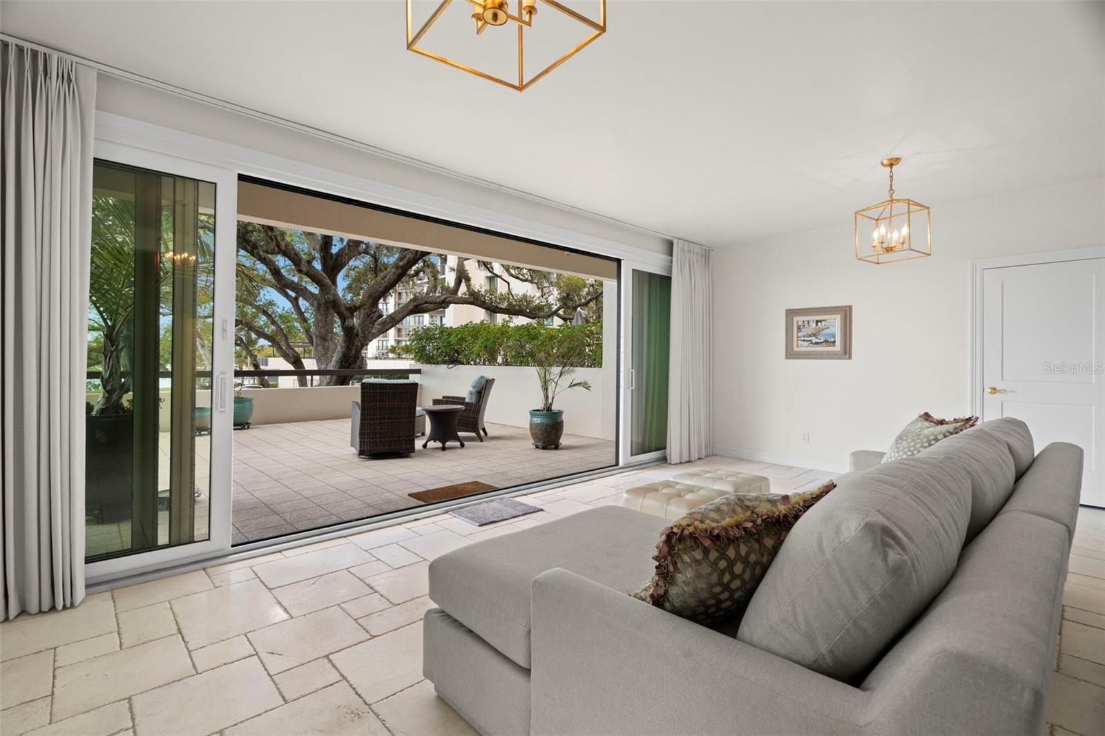 Listing photo id 11 for 4 Belleview Boulevard 108