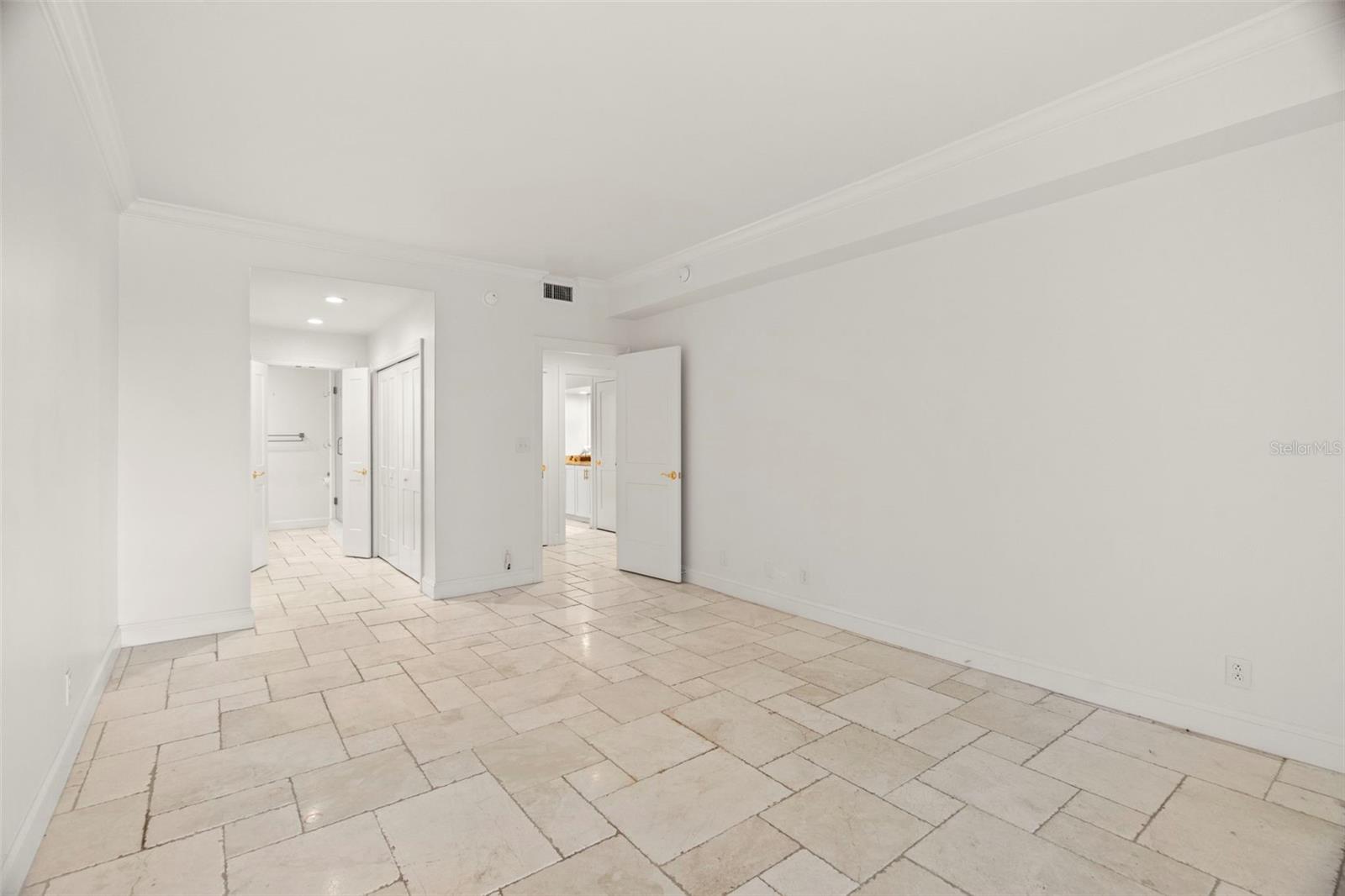 Listing photo id 12 for 4 Belleview Boulevard 108