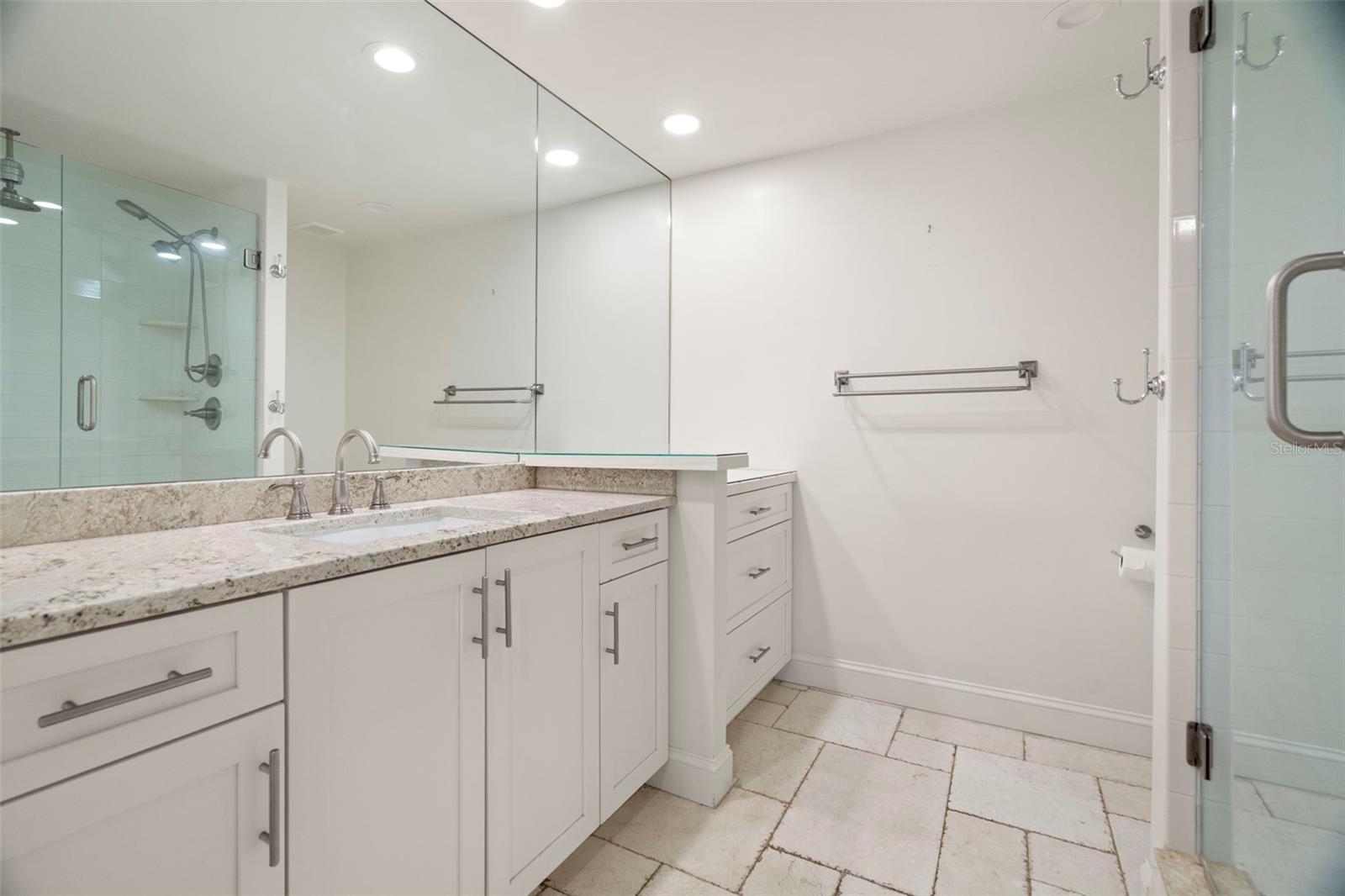 Listing photo id 15 for 4 Belleview Boulevard 108