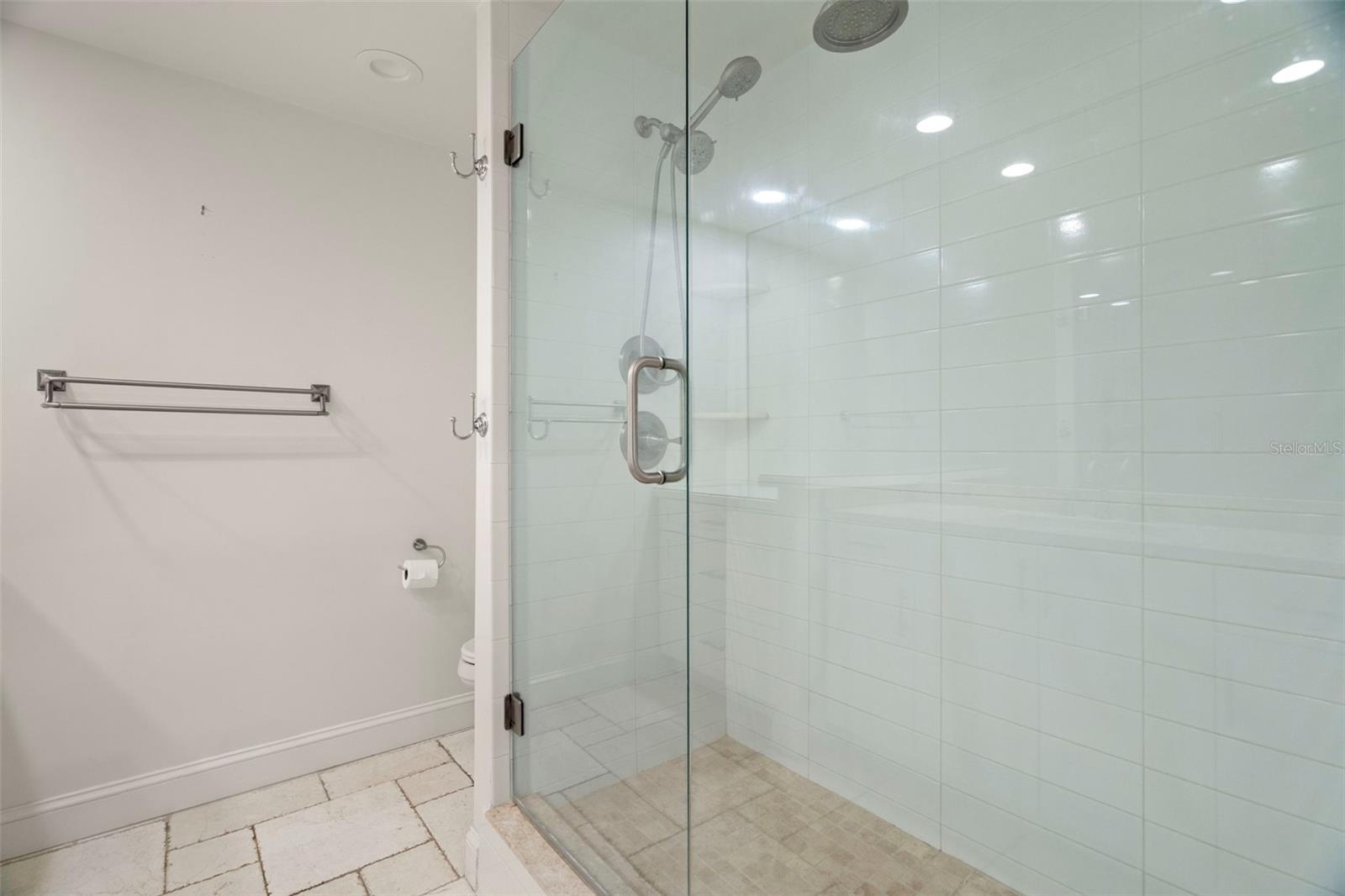 Listing photo id 16 for 4 Belleview Boulevard 108