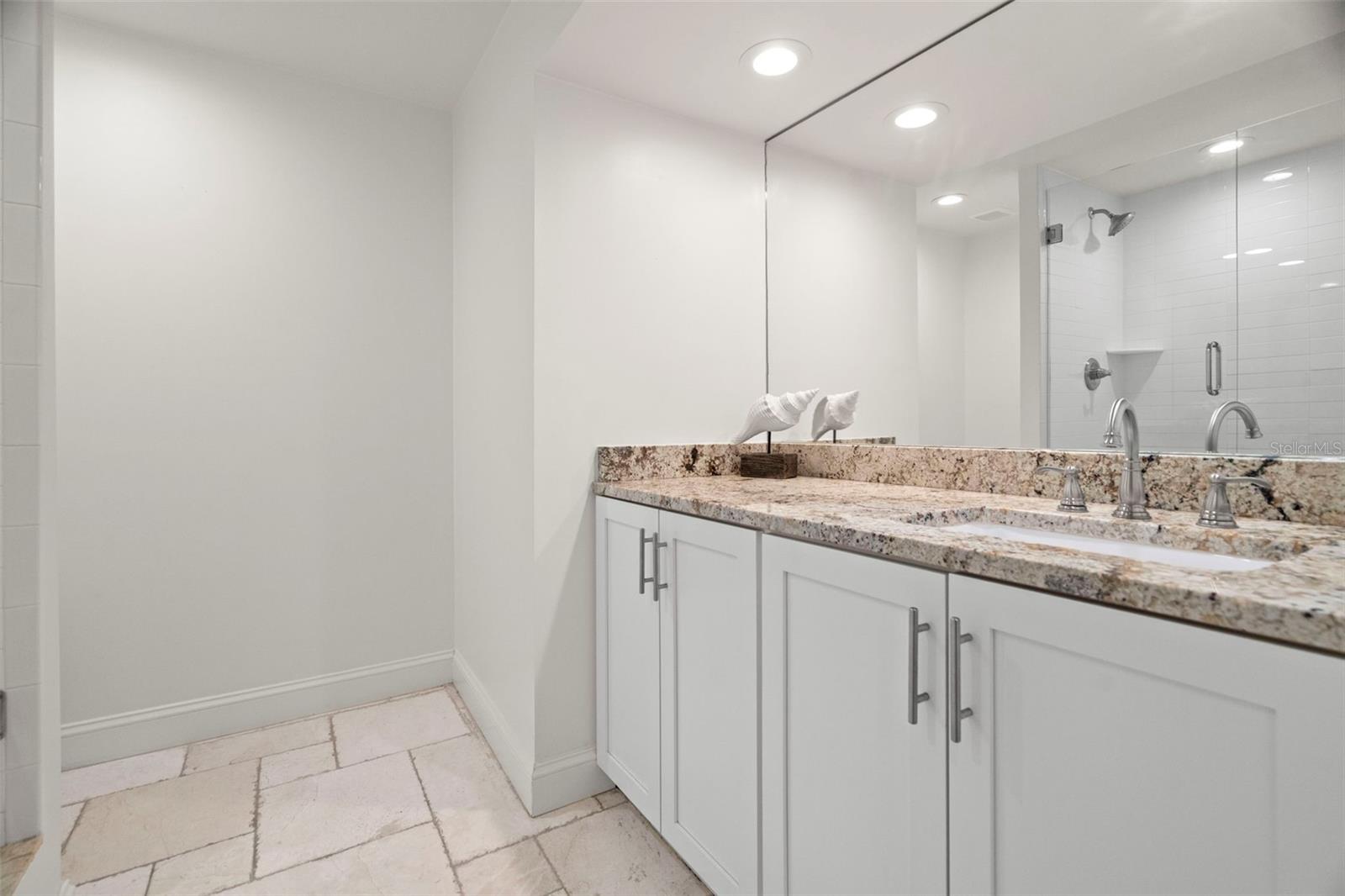 Listing photo id 21 for 4 Belleview Boulevard 108