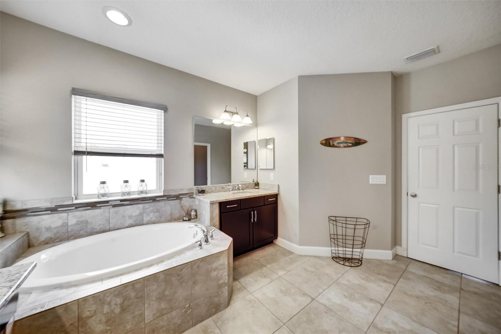 Listing photo id 47 for 1611 Tilted Cypress Place