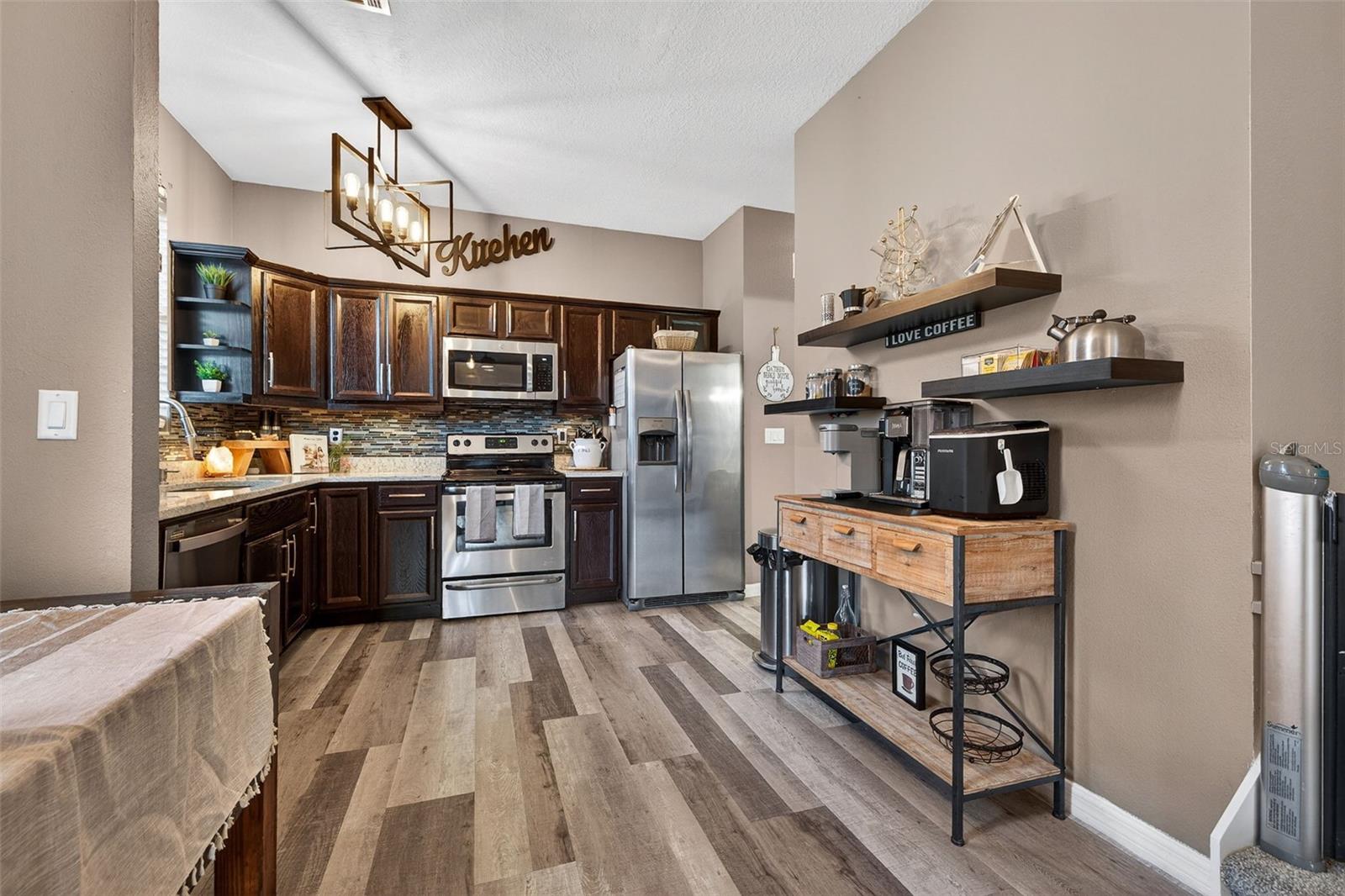 Listing photo id 11 for 6400 46th Avenue N 20