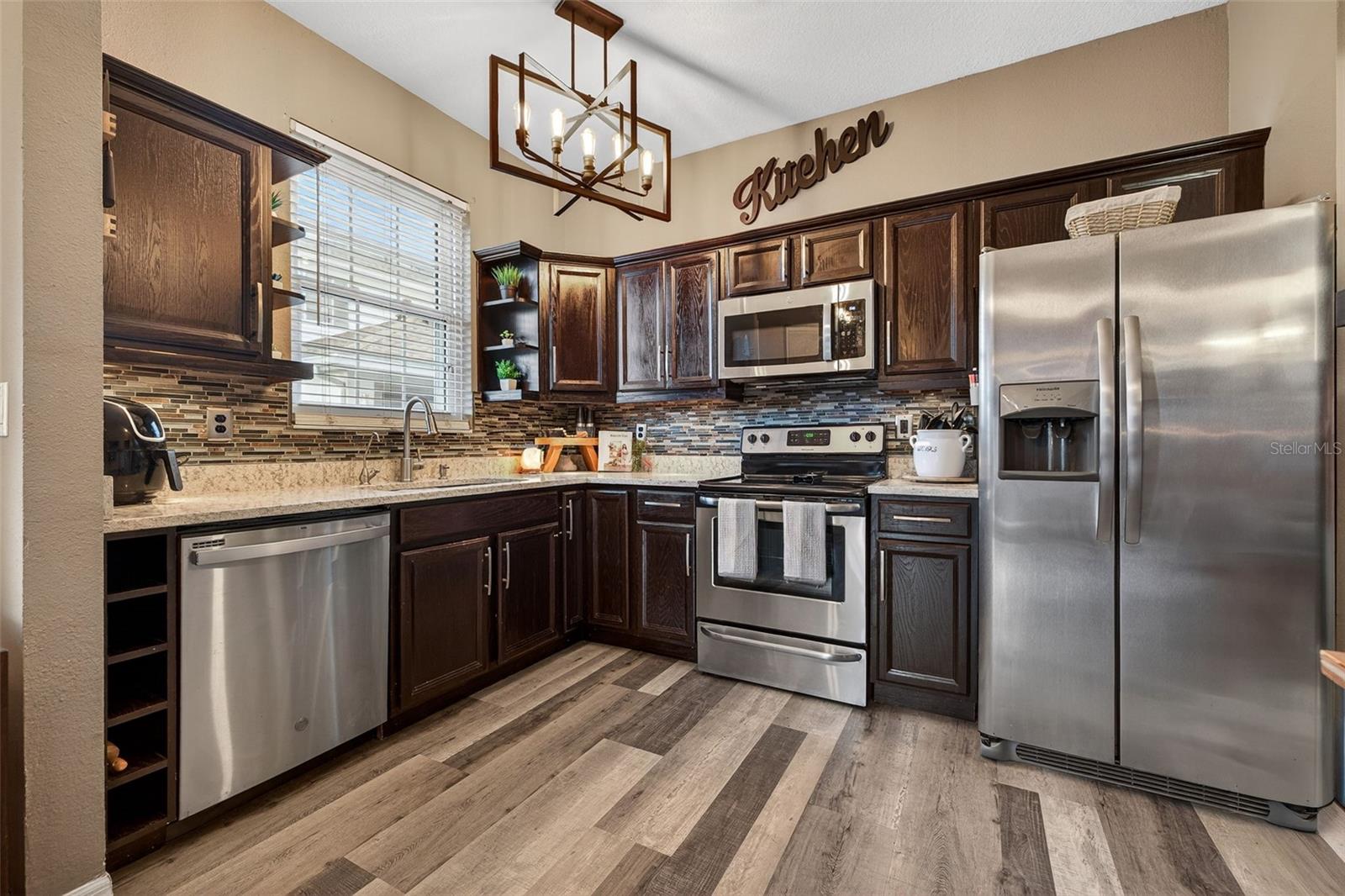 Listing photo id 12 for 6400 46th Avenue N 20