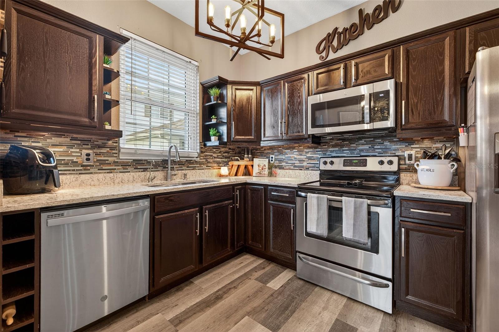 Listing photo id 13 for 6400 46th Avenue N 20