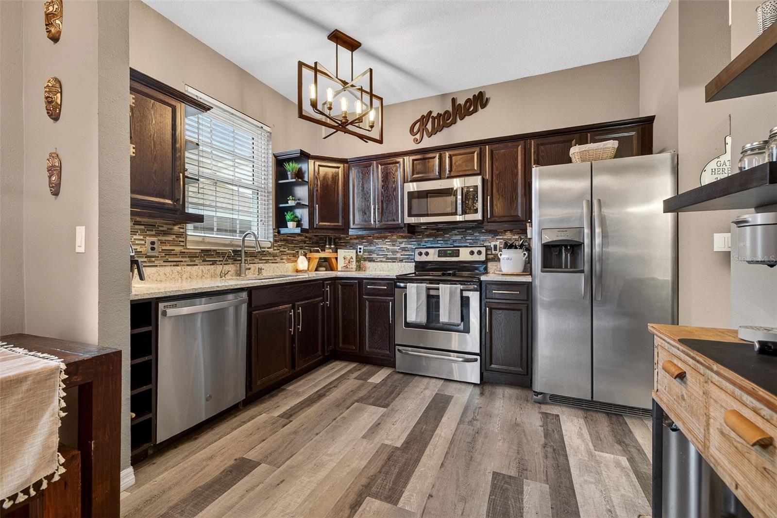 Listing photo id 14 for 6400 46th Avenue N 20