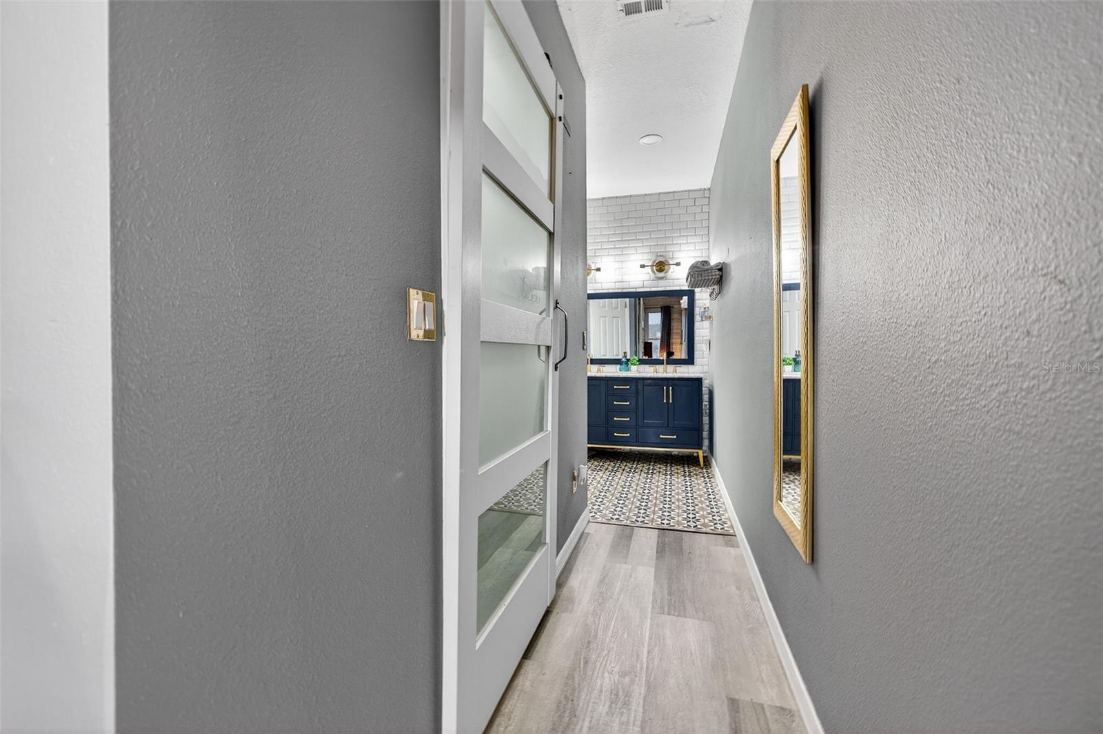 Listing photo id 18 for 6400 46th Avenue N 20