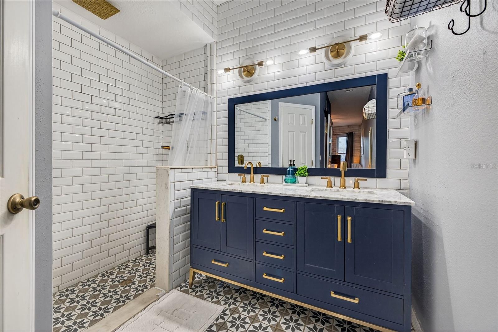 Listing photo id 19 for 6400 46th Avenue N 20