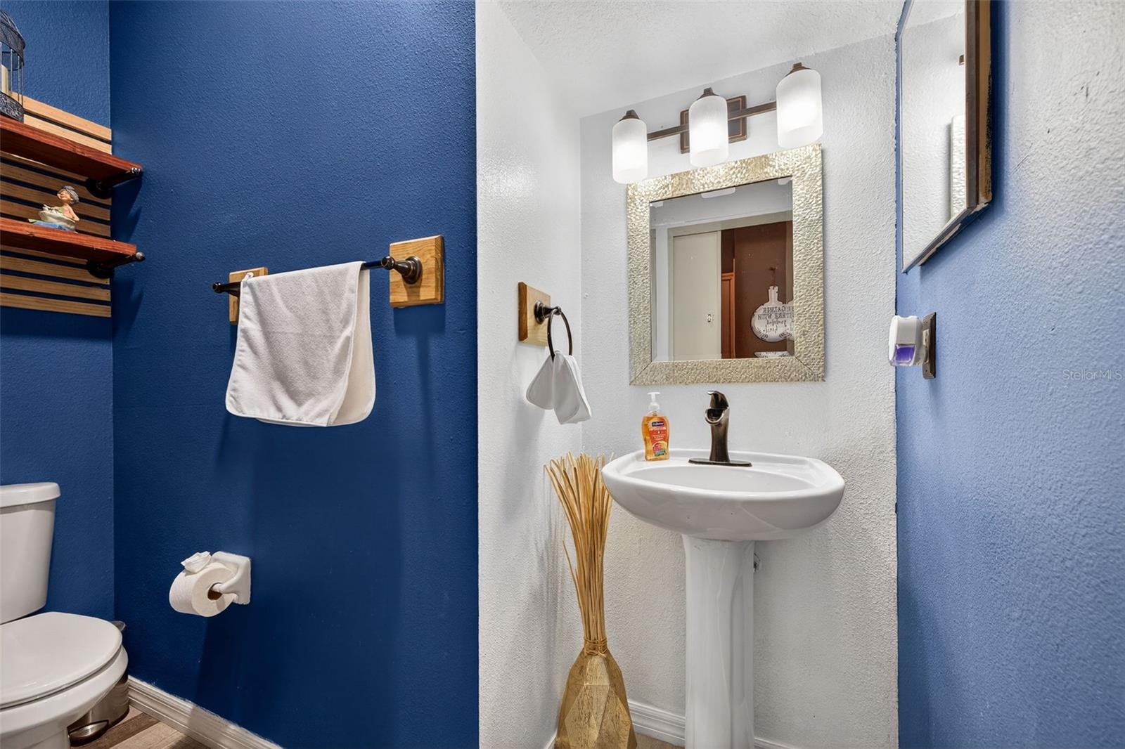 Listing photo id 22 for 6400 46th Avenue N 20