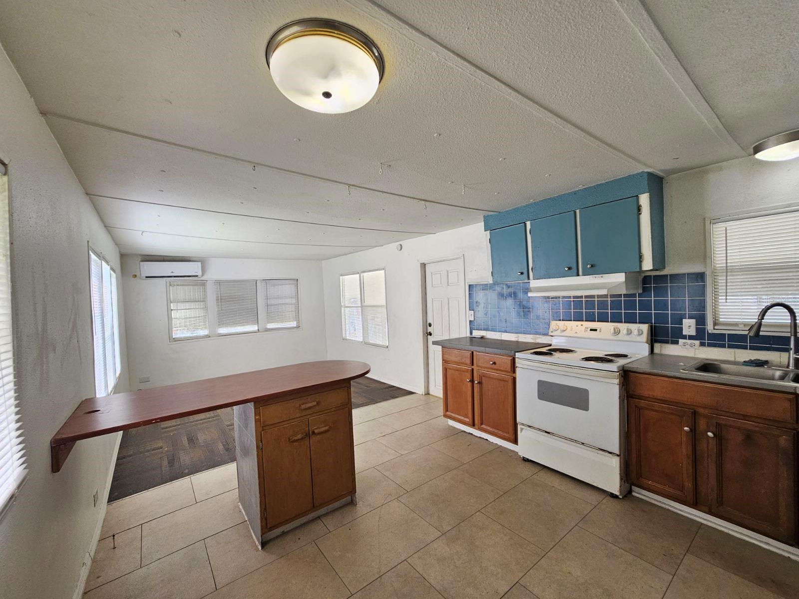 Image 7 of 11 For 503 Longfellow Boulevard 5