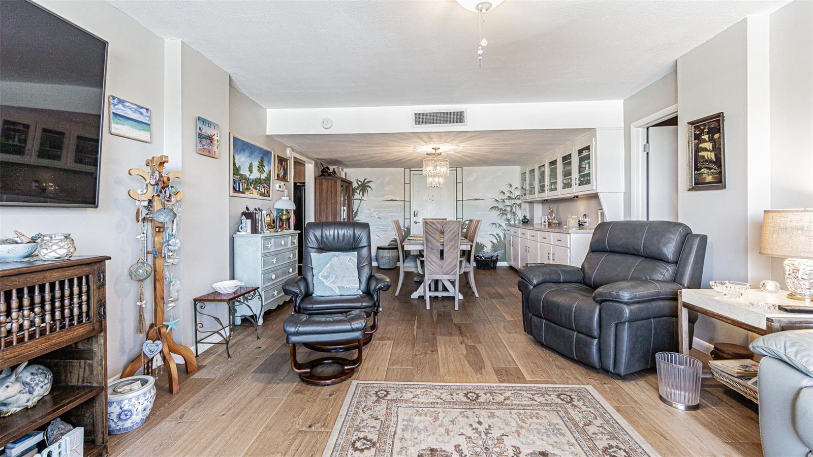 Image 8 of 35 For 7 Elgin Place 301