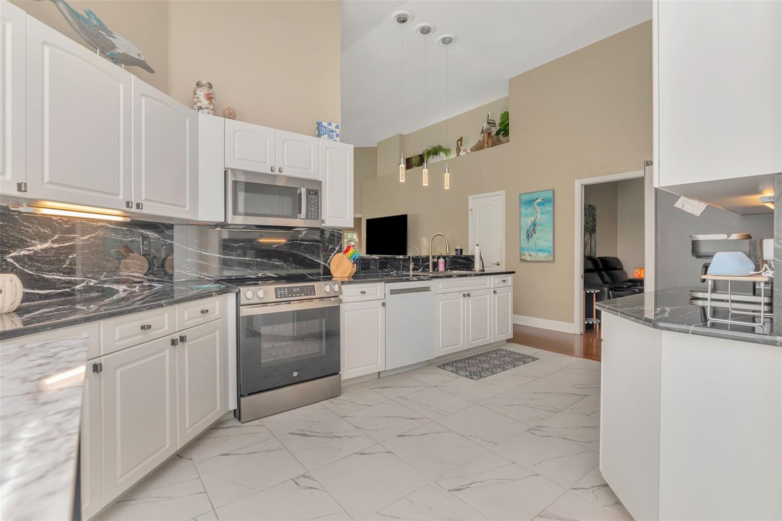 Image 13 of 47 For 1194 Royal Boulevard