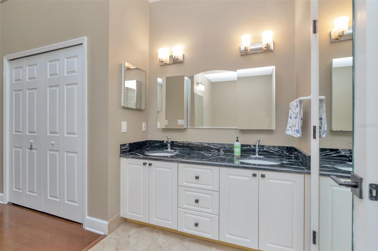 Image 25 of 47 For 1194 Royal Boulevard