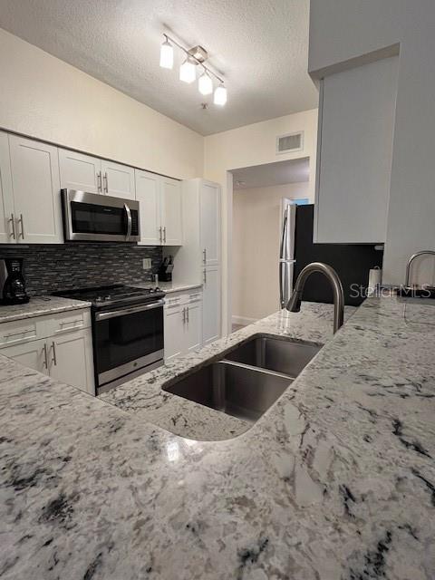 Listing photo id 5 for 1810 Palm Avenue 2104