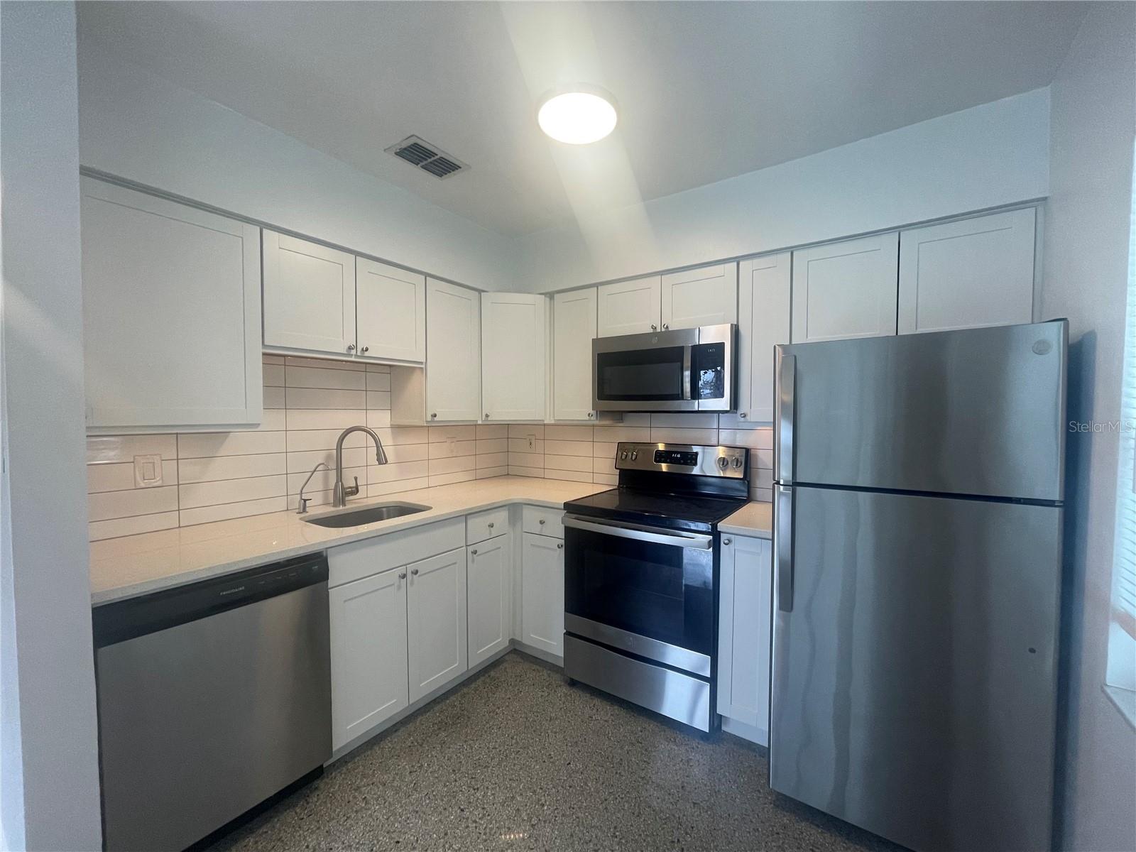 Image 7 of 36 For 902 Bruce Street B