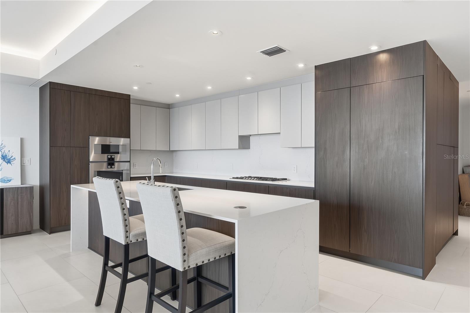 Image 10 of 37 For 1020 Sunset Point Road 505