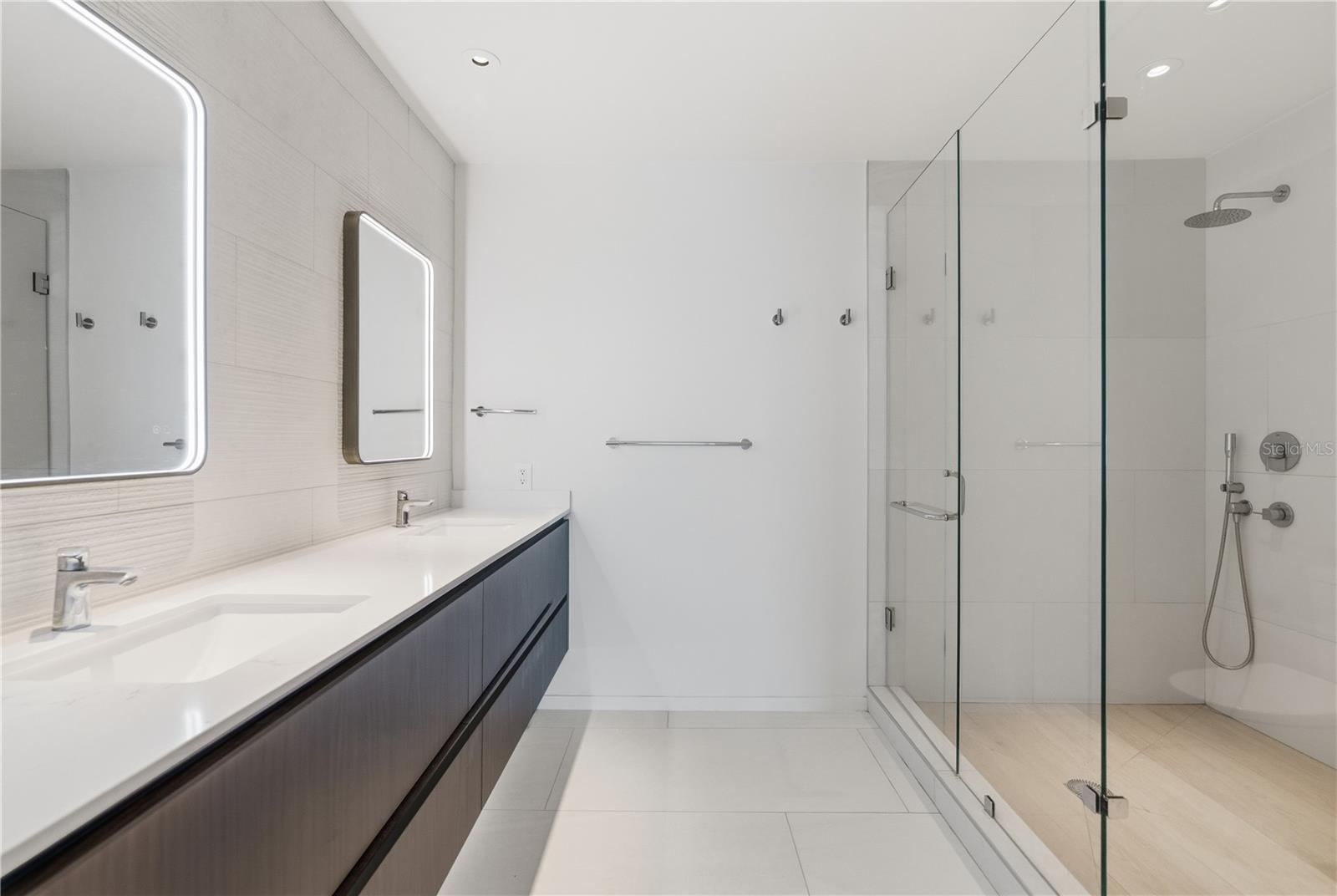 Image 17 of 37 For 1020 Sunset Point Road 505