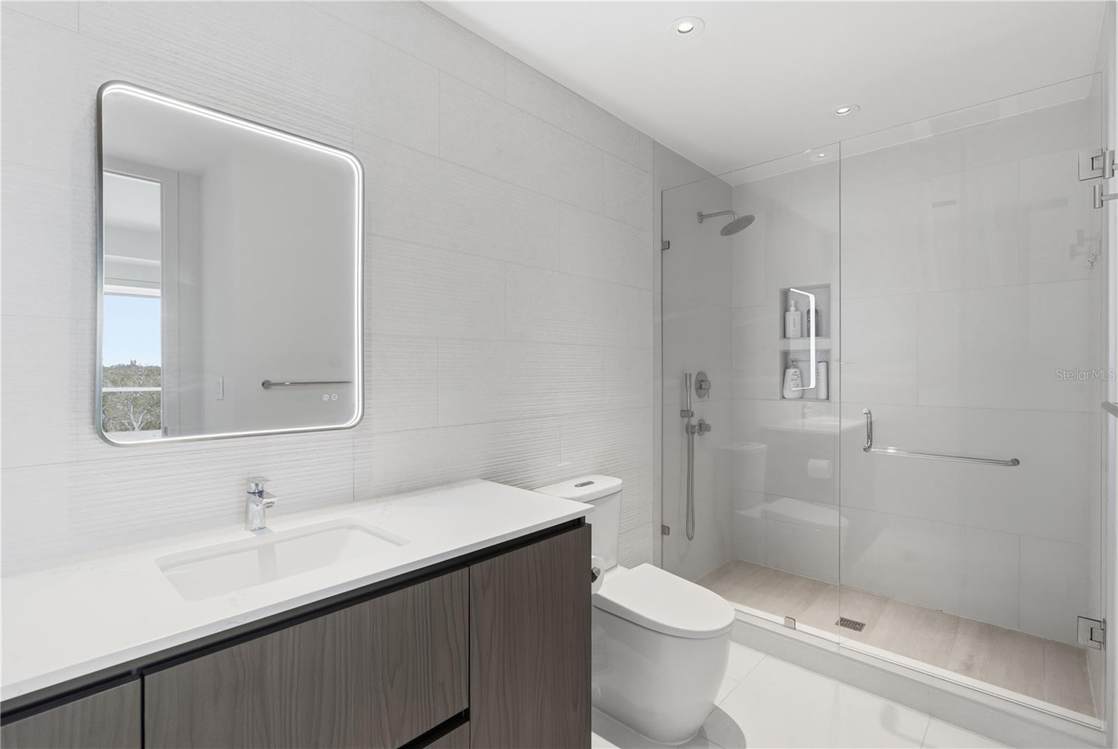 Image 19 of 37 For 1020 Sunset Point Road 505