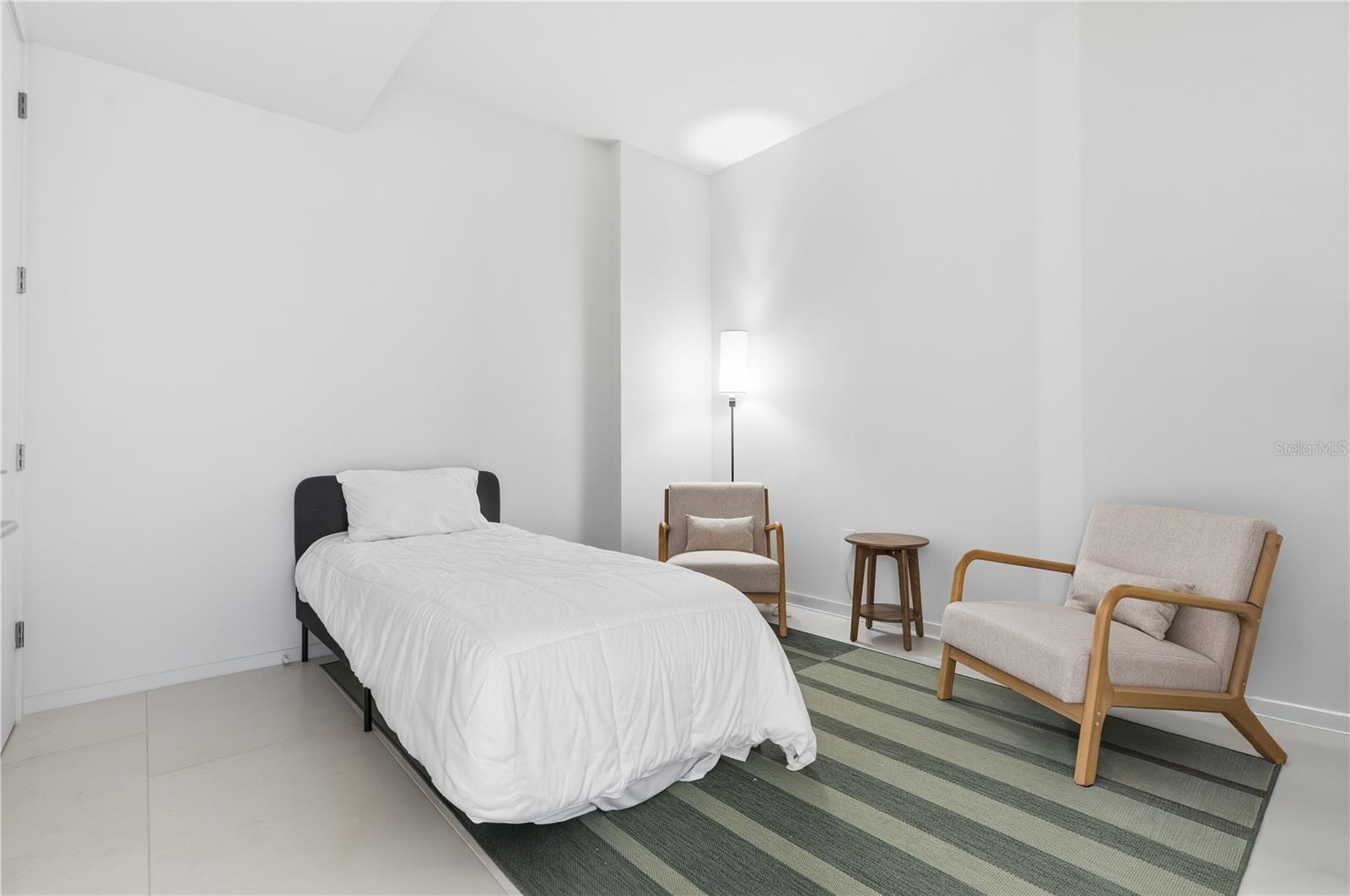 Image 20 of 37 For 1020 Sunset Point Road 505