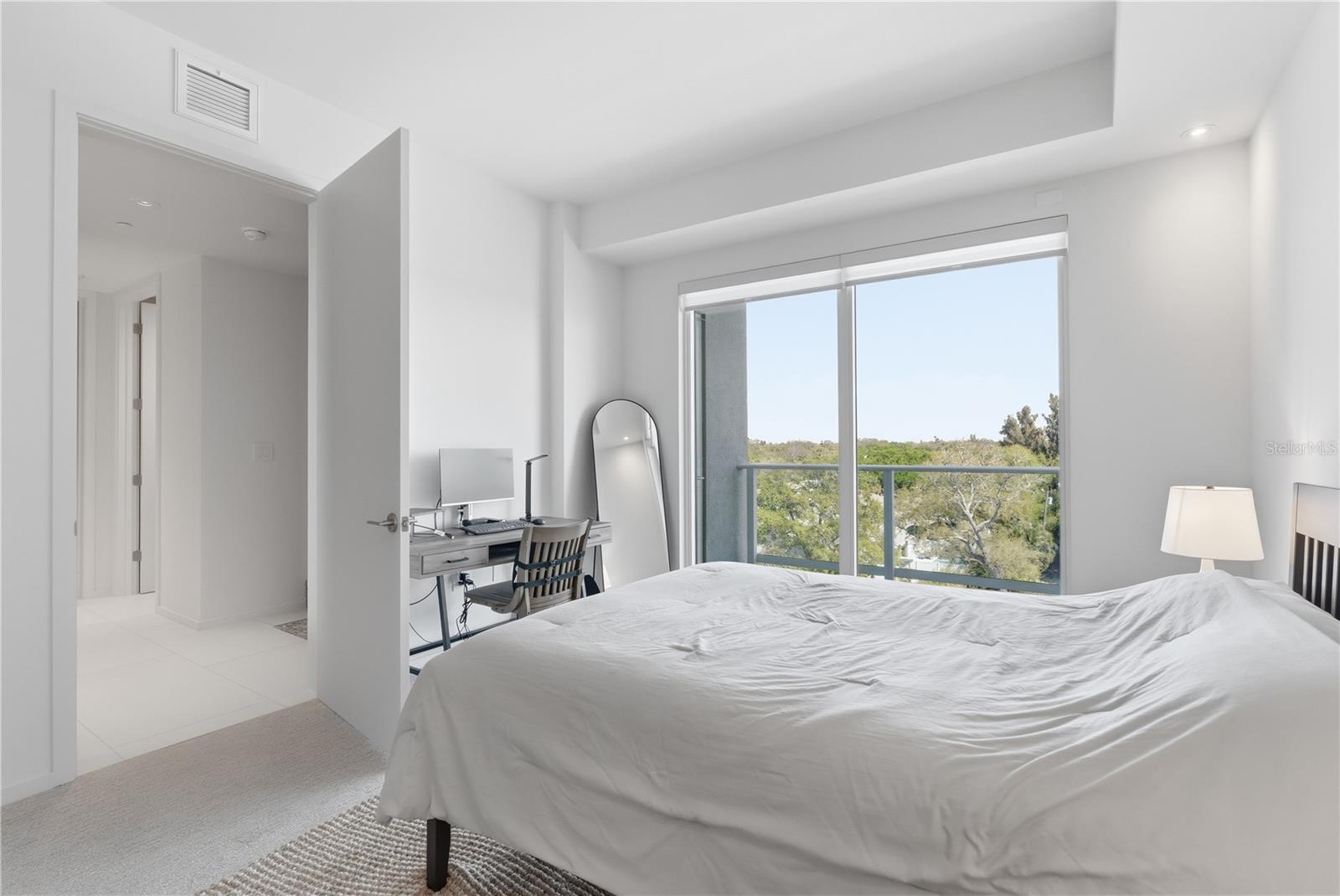 Image 21 of 37 For 1020 Sunset Point Road 505