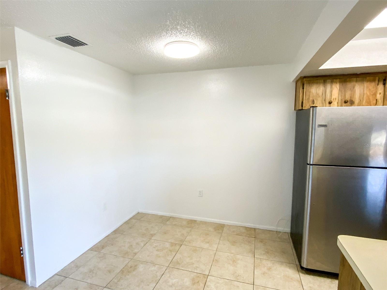 Image 5 of 25 For 6036 Chesham Drive 5