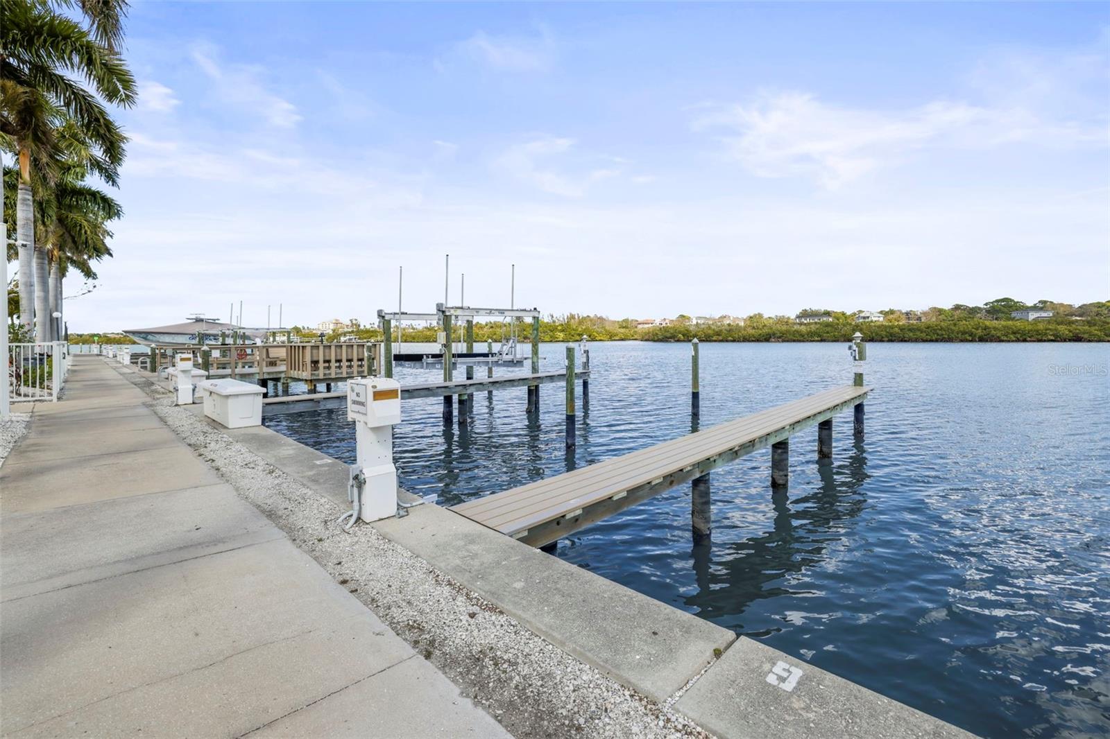 Image 22 of 34 For 19417 Gulf Boulevard A-104