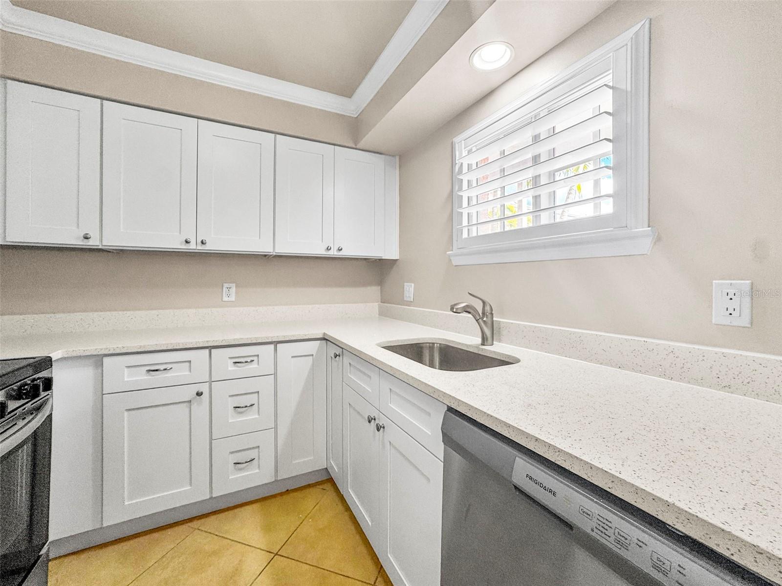 Image 8 of 34 For 19417 Gulf Boulevard A-104