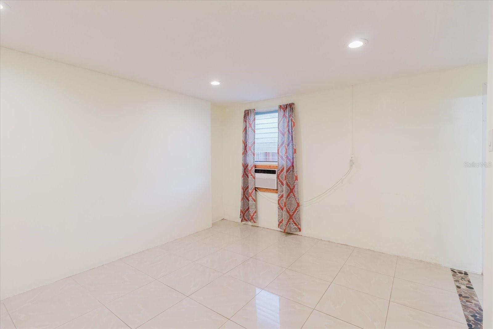 Image 39 of 52 For 2704 Lawn Place