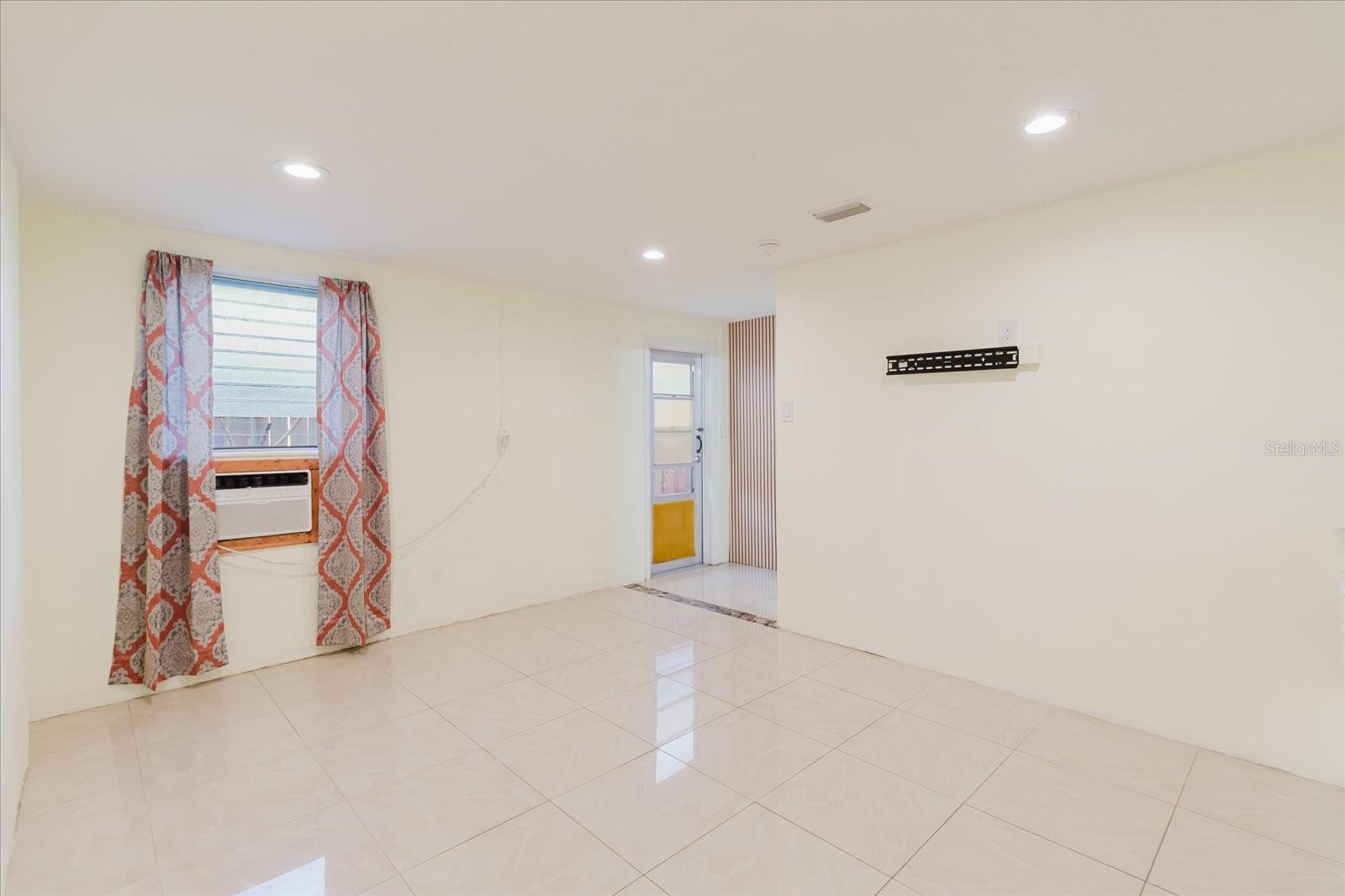 Image 40 of 52 For 2704 Lawn Place