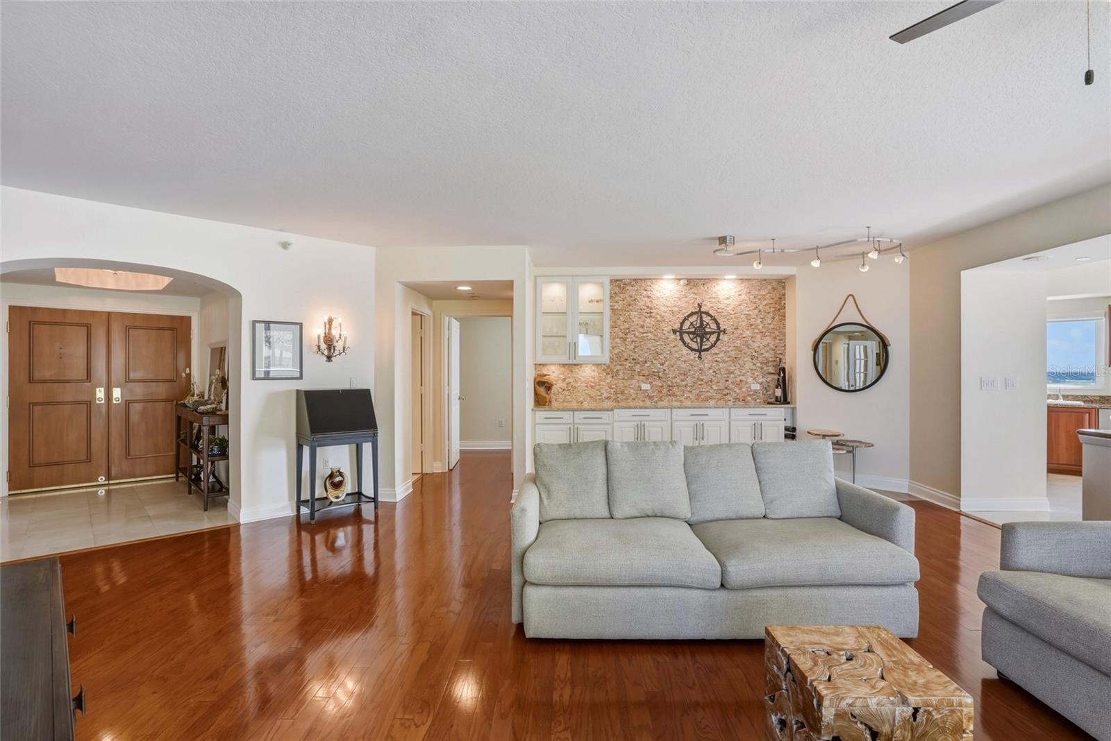 Listing photo id 4 for 1180 Gulf Boulevard 1805