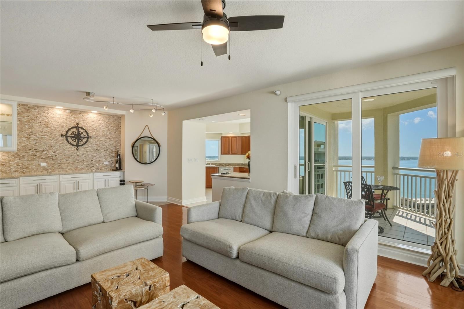Listing photo id 5 for 1180 Gulf Boulevard 1805