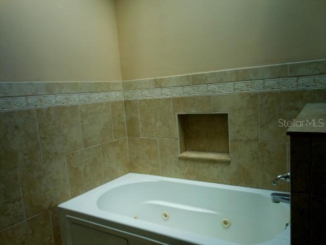 Listing photo id 13 for 2925 Paris Street