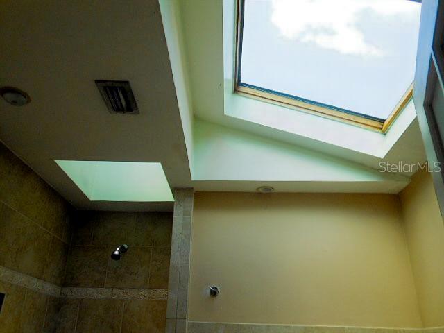 Listing photo id 14 for 2925 Paris Street