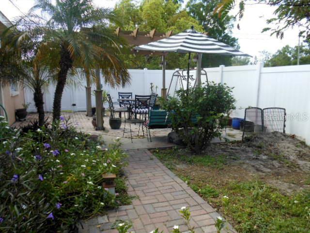 Listing photo id 16 for 2925 Paris Street